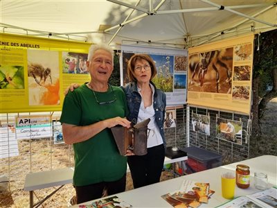 Stand d'information du Rucher Ecole du CPIE Quercy-Garonne à Cazals : L'art dans les jardins