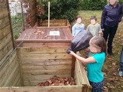 Depot de biodéchets par les enfants